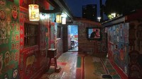 Huang Yung-fu tinggal di Kota Taichung, Taiwan. Dia tentara veteran. Pukul 04.00 waktu setempat, ia yang berusia 96 tahun melukis sendirian dalam kegelapan (Eliot Stein/BBC Travel)