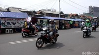 Inilah penampakan deretan Lapak para PKL di sepanjang Jalan Tanjung Selor, Jakarta. Selain membuat macet, tentu merusak keindahan dan tata kota. 