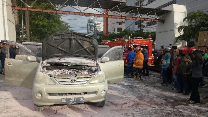 Mobil Terbakar di Makassar, Sempat Terdengar Ledakan