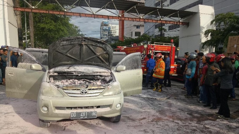 Mobil Terbakar di Makassar, Sempat Terdengar Ledakan Mobil Terbakar di Makassar, Sempat Terdengar Ledakan