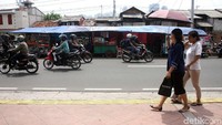 Jalan yang semakin kecil karena digunakan oleh para PKL dan parkir liar membuat jalan tersebut rawan macet dan berbahaya bagi pengguna jalan karena jalur trotoar yang seharusnya digunakan untuk mereka justru digunakan untuk berdagang oleh para PKL. Duh, pemerintah setempat gimana nih?