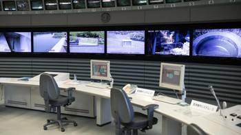 MAOUDC sendiri adalah sistem terowongan sepanjang 6,3km dan ruang-ruang silindris yang melindungi Tokyo Utara dari banjir. Sistem ini termasuk ruang kontrol dan pengawasan seperti pada foto berikut. Foto: Getty Images