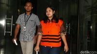 Diana Yanti menuju mobil tahanan usai menjalani pemeriksaan di gedung KPK, Jakarta, Selasa (4/12/2018).