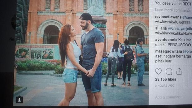 Maria Vania dan pacar bulenya.