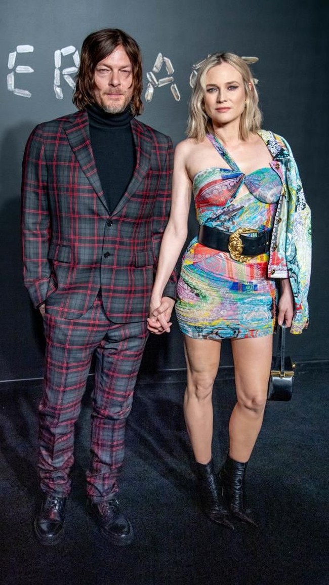 Diane Kruger bergaya dengan body-con dress yang dipadu boots hiitam nan edgy. (Foto: Getty Images)