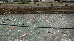 Jorok! Sampah Penuhi Kali di Samping Stasiun Duri