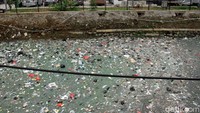 Namun, ironisnya sampah-sampah yang dapat menyebabkan banjir justru menumpuk dan belum dibersihkan di kali sebelah Stasiun Duri.