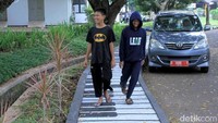 Pedestarian di taman itu juga dicat seperti tuts piano berwarna hitam putih.