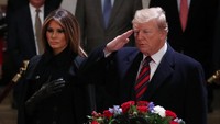 Bush senior dikenal sebagai tokoh yang mengabdikan sebagian besar hidupnya untuk negara. Bush meninggal di rumahnya di Houston, Texas, Jumat (30/11/2018) pukul 22.00 waktu setempat pada usia 94 tahun. Presiden AS ke-41 itu diketahui mengalami sakit sejak lama hingga mengharuskannya duduk di kursi roda. Bush meninggal delapan bulan setelah istrinya, Barbara, berpulang. Jonathan Ernst/Reuters.