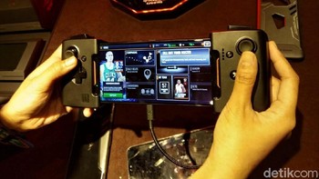 Tak ketinggalan, ada juga Gamevice Controller yang meningkatkan pengalaman bermain menggunakan ROG Phone. Foto: detikINET/Muhamad Imron Rosyadi