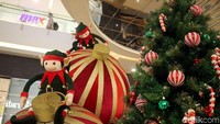 Beragam pernak-pernik dari bahan origami lengkap dengan boneka khas natal juga menghiasi beberapa sudut Mal itu.