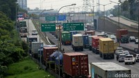 Puluhan truk ini parkir dibahu jalan tol dikarenakan menunggu jam pembatasan truk di tol Cikampek.