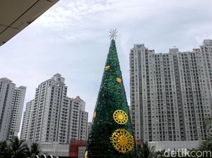 Pohon Natal Raksasa Mejeng di Pusat Perbelanjaan Ibukota