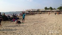 Selain Carita, Pantai Pasir Putih Sirih di Anyer juga jadi favorit traveler. Karakteristik pantainya cukup landai, berpasir halus dan pas untuk wisata keluarga (Indah N Syarifah/dTraveler) 