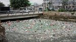 Jorok! Sampah Penuhi Kali di Samping Stasiun Duri