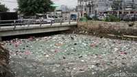 Sampah memenuhi kali di pinggir Stasiun Duri, Jakarta, Selasa (4/12/2018).