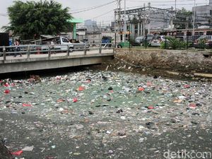 Jorok! Sampah Penuhi Kali di Samping Stasiun Duri