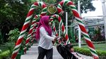 Pohon Natal Raksasa Mejeng di Pusat Perbelanjaan Ibukota