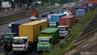Kementerian Perhubungan tengah mengkaji cara untuk mengurangi kemacetan di Tol Jakarta Cikampek (Japek).
