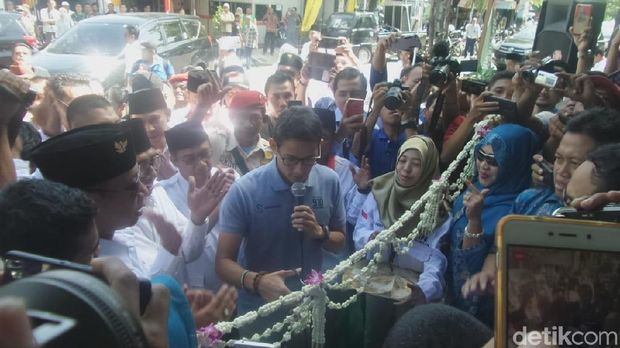 Resmikan Roemah Djoeang Lamongan, Sandiaga Janji Sejahterakan Emak-emak
