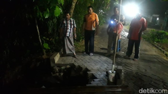 Awas, Ada Lubang Longsoran di Jalan Akses Antarkecamatan Ini