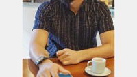 Peraih perunggu pada nomor Daoshu & Gunshu Putra di Asian Games 2018 ini penyuka kopi. Kala itu, ia memadukan secangkir kopi dengan satu buah croissant. Foto: Facebook Achmad Hulaefi