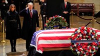 Presiden Amerika Serikat Donald Trump memberikan penghormatan terakhir kepada mendiang mantan Presiden AS George HW Bush di Gedung Capitol, Washington DC, Amerika Serikat, Senin (3/12/2018) waktu setempat. Pablo Martinez Monsivais/Pool via Reuters.