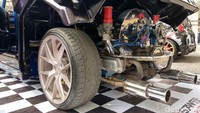 Untuk ubahannya, kami memotong axle di bodi kiri, kanan, depan, dan belakang. Bagian yang dipotong antara 17 sampai 20 cm, ujar Ade, dari Sakral Auto Works, ditemui detikOto di Istora, Senayan, Minggu (2/12/2018). Foto: Luthfi Anshori/detikOto