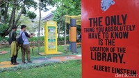 Di setiap sudut taman terdapat empat rak buku, lain seperti perpustakaan pada umumnya buku yang disediakan disini berbentuk digital. Beragam jenis buku bacaan, mulai dari anak-anak hingga dewasa pun tersedia di Taman Perpustakaan.