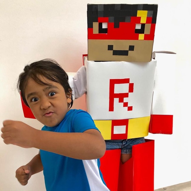 Tahun ini, diperkirakan Ryan ToysReview menghasilkan $22 juta atau sekitar Rp 316 miliaran. Peringkatnya pun naik dari tahun lalu. Di 2017, anak asal Amerika Serikat tersebut berada di posisi delapan. Foto: Instagram