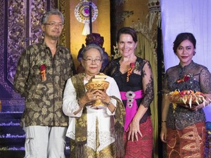 Nh Dini Dikremasi Hari Ini, Pierre Coffin Masih di Prancis