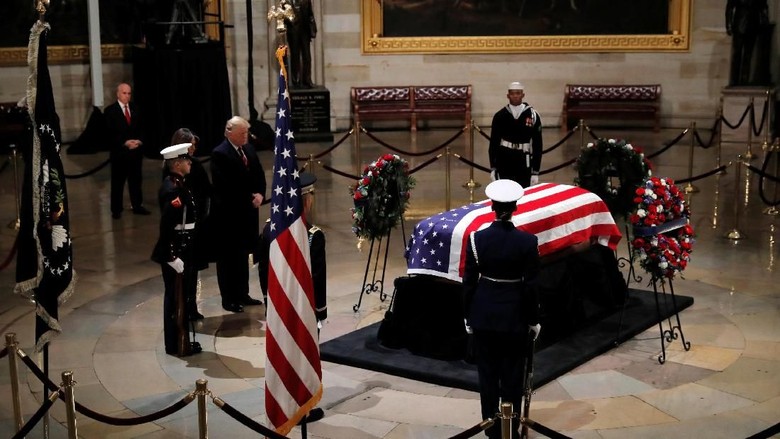 Bush Senior Dimakamkan Setelah Penghormatan 4 Hari Bush Senior Dimakamkan Setelah Penghormatan 4 Hari