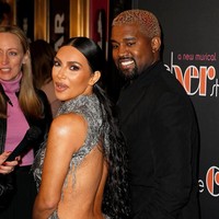 Kim Kardashian dan Kanye West resmi menjadi pasangan suami-istri pada 2014 dalam sebuah seremoni pernikahan yang sakral di Italia. Pertemuan pertama mereka ternyata sudah terjadi di awal 2000-an. Setiap kali saya berada di dekat Kim, seperti ada rasa daya tarik yang kuat darinya. Dia baik, tulus, penyayang, berani dan tangguh sekaligus, kenang Kanye tentang perasaannya ketika pertama kali bertemu Kim seperti dikutip Metro. (Foto: Dominik Bindl/Getty Images)