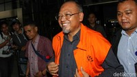 Bupati Malang nonaktif , Rendra Kresna, kembali diperiksa penyidik KPK, Selasa (4/12/2018). Saat ditanya mengenai jalannya pemeriksaan ia hanya tersenyum lebar.