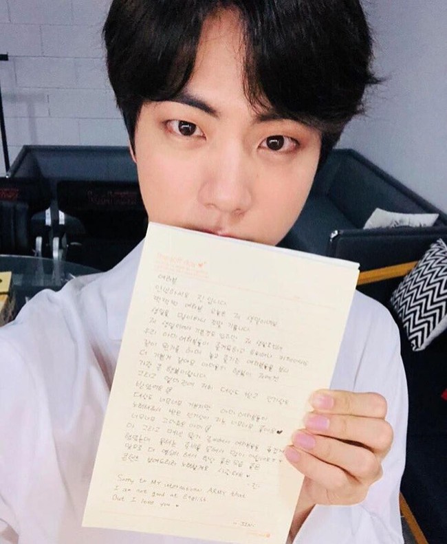 Peduli dengan FansDi hari ulang tahunnya yang ke-26, Jin BTS kembali membuktikan kepeduliannya dengan fans. Ia diketahui mengunggah sebuah surat bertulisan tangan yang mengungkapkan rasa terima kasihnya akan ucapan selamat dari para fans. Ia bahkan meminta maaf kepada para fans internsional karena tidak pintar bahasa Inggris sehingga hanya menulis dengan bahasa Korea. Foto: Pinterest/Twitter