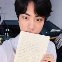 Peduli dengan FansDi hari ulang tahunnya yang ke-26, Jin BTS kembali membuktikan kepeduliannya dengan fans. Ia diketahui mengunggah sebuah surat bertulisan tangan yang mengungkapkan rasa terima kasihnya akan ucapan selamat dari para fans. Ia bahkan meminta maaf kepada para fans internsional karena tidak pintar bahasa Inggris sehingga hanya menulis dengan bahasa Korea. Foto: Pinterest/Twitter