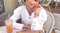 Matching banget ya? Leena memilih tas, hijab, dan minuman segar berwarna senada. Foto: Instagram withloveleena