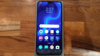 Realme U1 hadir dengan tiga pilihan warna, namun varian yang dipamerkan kali ini adalah Brave Blue. Foto: Virgina Maulita Putri