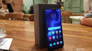 Realme U1 memiliki layar berukuran 6,3 inch. Untuk tempat kamera depannya, Realme U1 menggunakan notch berbentuk tetesan air. Foto: Virgina Maulita Putri