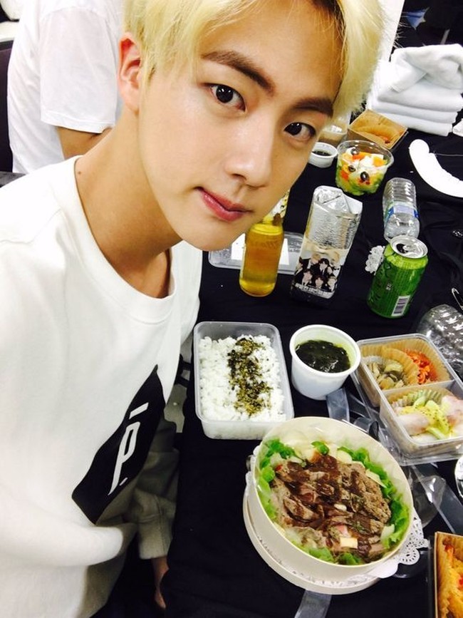 Suka Makan Jin BTS dikenal suka makan. Ia sering menunjukkan hobinya itu saat streaming atau unggahan foto di depan para fans. Pria yang juga menulis lagu tersebut pernah menyebutkan jika ia suka makanan Indonesia, terutama nasi goreng. Foto: Pinterest/Twitter