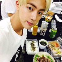Suka Makan Jin BTS dikenal suka makan. Ia sering menunjukkan hobinya itu saat streaming atau unggahan foto di depan para fans. Pria yang juga menulis lagu tersebut pernah menyebutkan jika ia suka makanan Indonesia, terutama nasi goreng. Foto: Pinterest/Twitter