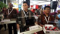 Selain benda bergerak seperti motor dan mobil mewah, sejumlah barang-barang mewah lainnya turut dilelang oleh KPK diantaranya laptop, ponsel, jam tangan mewah hingga pulpen dengan merk Mont Blanc dan Parker turut dilelang dengan nilai limit Rp 4,6 juta.