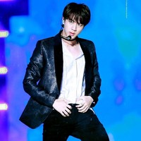 Bahu LebarBerbicara mengenai fisik Jin BTS, tentu tidak lengkap tanpa menyebut bahu lebarnya. Bahu lebar Soekjin bisa dibilang melengkapi tubuh tinggi dan wajah tampannya. Bahu lebarnya pun kerap jadi perbincangan di kalangan fans karena membuatnya terlihat semakin maskulin dan ingin didekap. Foto: Pinterest/Twitter