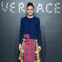 Rok tartan dan cardigan biru Versace menjadi andalan sosialita cantik Olivia Palermo. (Foto: Getty Images)