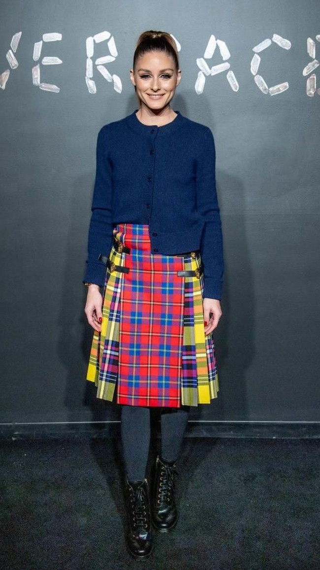 Rok tartan dan cardigan biru Versace menjadi andalan sosialita cantik Olivia Palermo. (Foto: Getty Images)