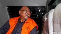 Rendra pun ditetapkan sebagai tersangka atas kasus dugaan suap dan gratifikasi. Ia diduga menerima uang hingga Rp 7 miliar terkait proyek penyediaan sarana penunjang peningkatan mutu pendidikan pada Dinas Pendidikan Pemkab Malang Tahun Anggaran 2011.