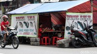 Salah satu alasan para PKL nekat untuk kembali menggelar lapak di sepanjang Jalan Tanjung Selor adalah karena area itu banyak dilalui orang. Lokasi jalan yang berada di dekat ruko dan Mall Roxy Mas membuat jalan tersebut subur dipenuhi PKL.