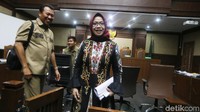 Eni didakwa menerima suap Rp 4,75 miliar dari pengusaha Johanes Budisutrisno Kotjo. Duit itu diterima Eni untuk membantu Kotjo mendapatkan proyek PLN.