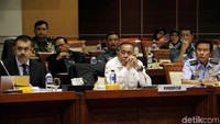 Menteri Pertahanan Ryamizard Ryacudu mengunjungi DPR bersama Kementerian Luar Negeri dan Kementerian Hukum dan HAM, Jakarta, Selasa (4/12/2018). Tampak Sekreteris Jenderal Kementerian Pertahanan Marsekal Madya TNI Hadiyan Sumintaatmadja (kanan) hadir mendampingi Menhan Ryamizard Ryacudu.