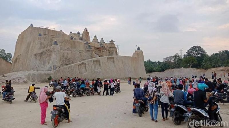 Foto Istana Negeri Dongeng Yang Viral Di Cilegon Foto 5